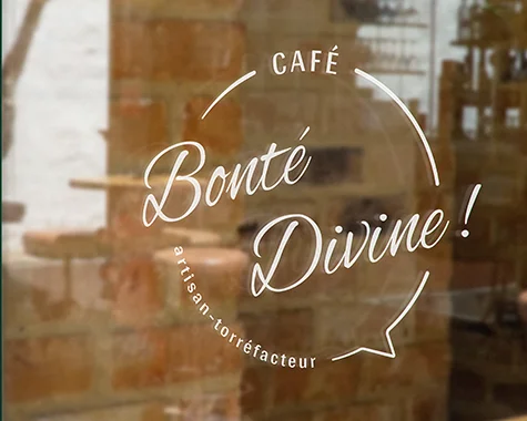 Logo de Café Bonté Divine appliqué sur une vitre